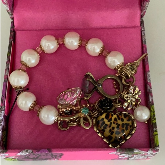Brand new Betsey Johnson bracelet - Picture 2 of 8